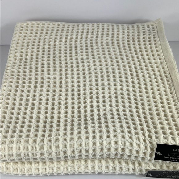 Hotel Balfour Bath Towel Set Off White Lightweight Waffle Texture Set of 2 NEW - Picture 3 of 6